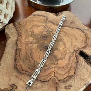 Silver bracelet with clasp closure, costume jewelry, excellent condition